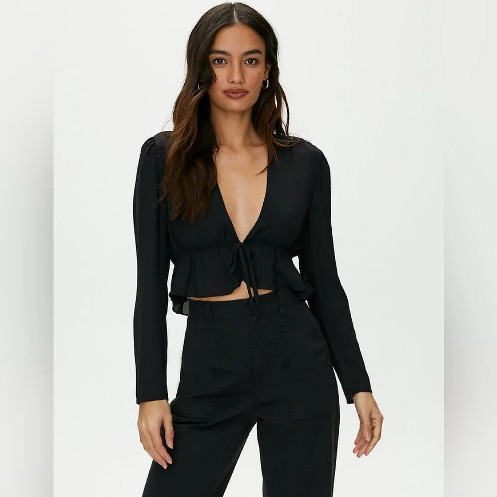 Aritzia Sunday Best New Cropped Tie Front Blouse Black Crepe Size M - Picture 4 of 5